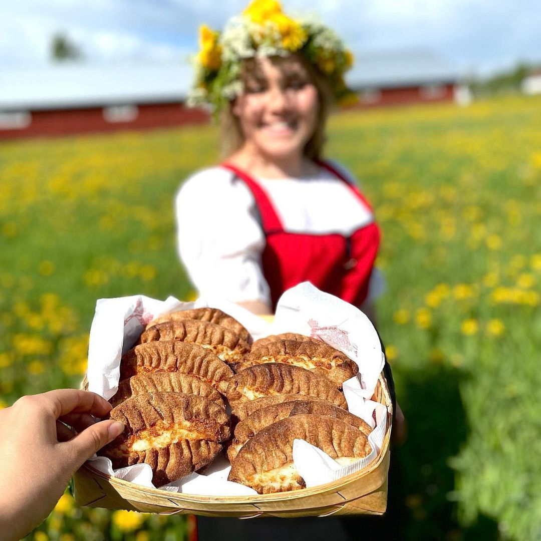 Hymyilevä kokki Pasi Venäläinen seisoo tarjoilupöydän ääressä, edessä juomia ja koristeita.